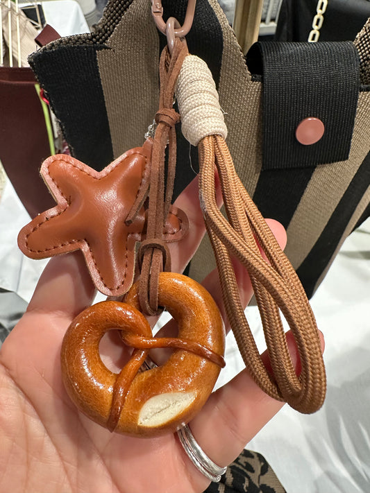 Pretzel charm (brown)